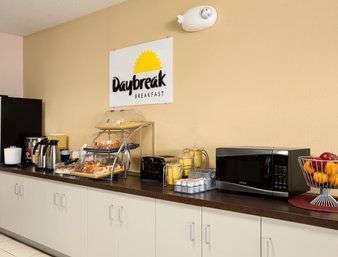  - Days Inn & Suites Lafayette - I-65, Exit 172