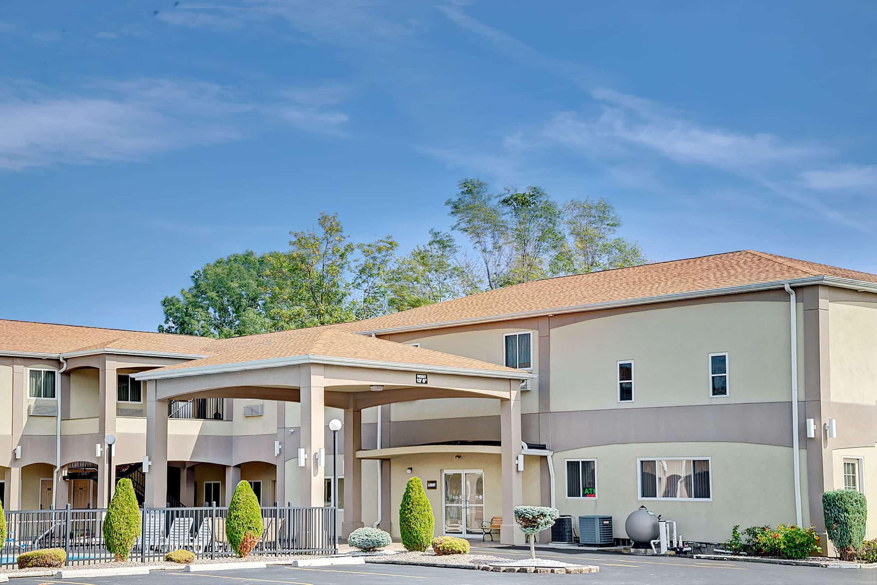 Exterior | Days Inn & Suites by Wyndham Niagara Falls/Buffalo