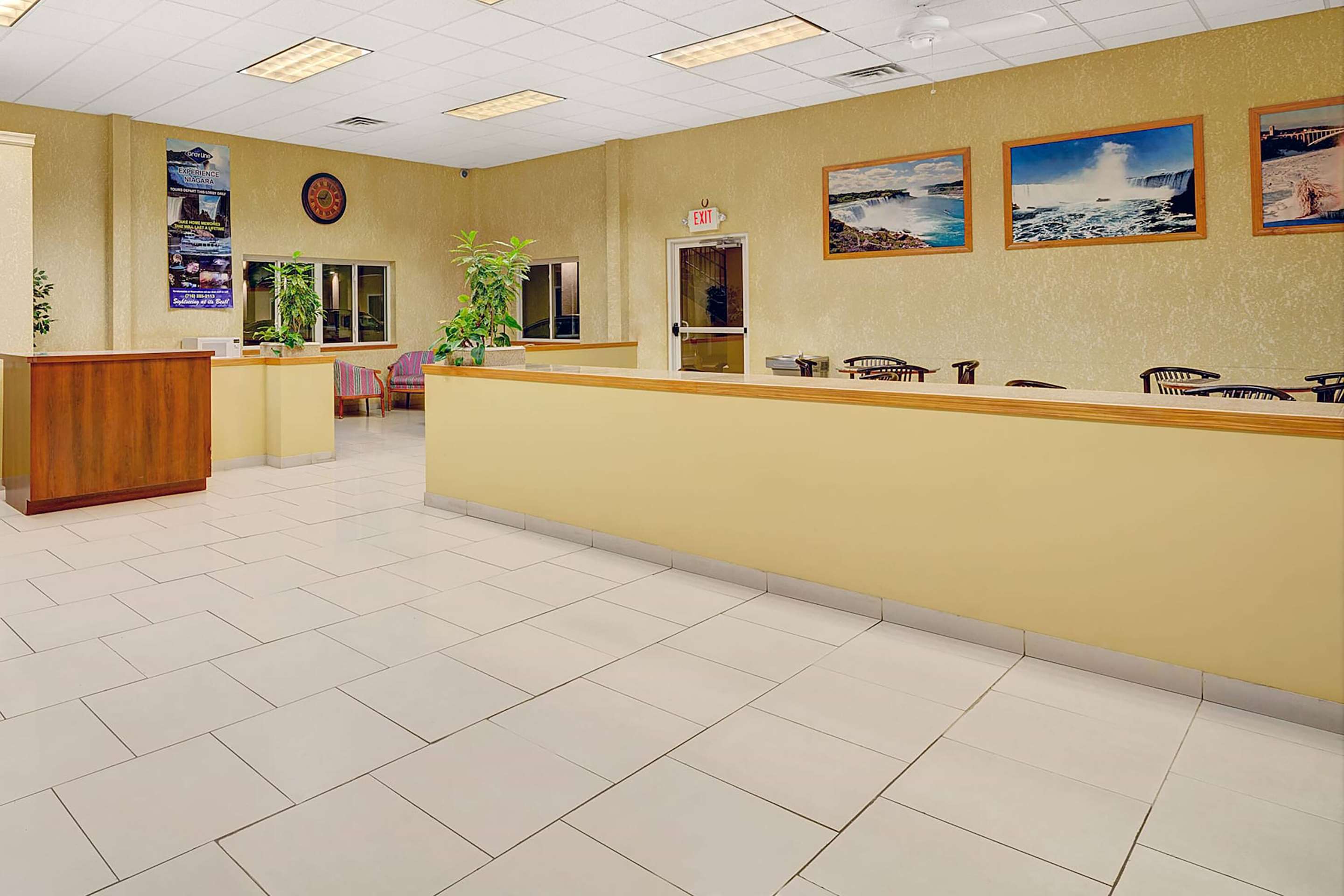 Lobby | Days Inn & Suites by Wyndham Niagara Falls/Buffalo
