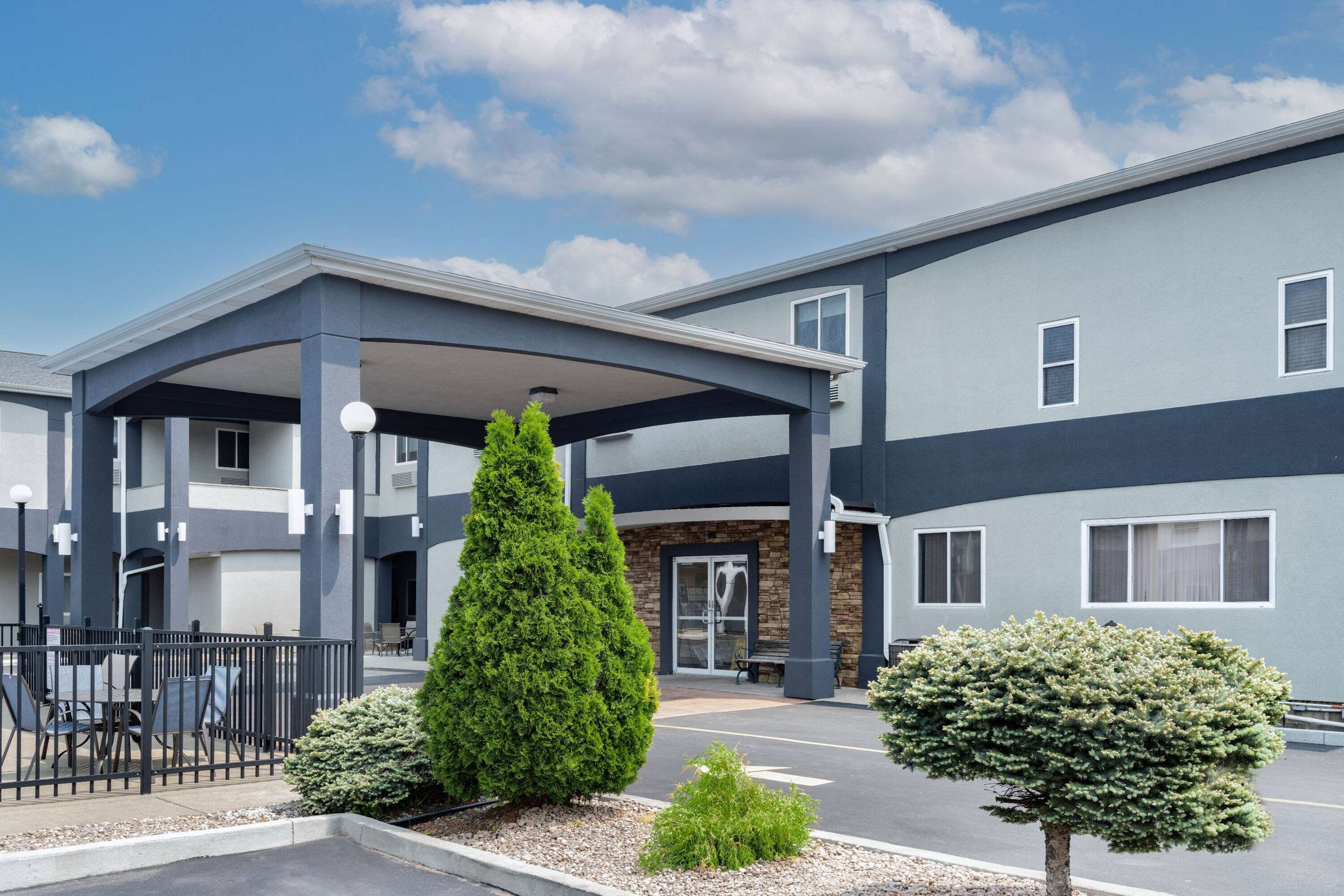 Exterior | Days Inn & Suites by Wyndham Niagara Falls/Buffalo