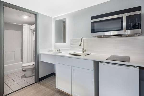  - Days Inn Niagara Falls