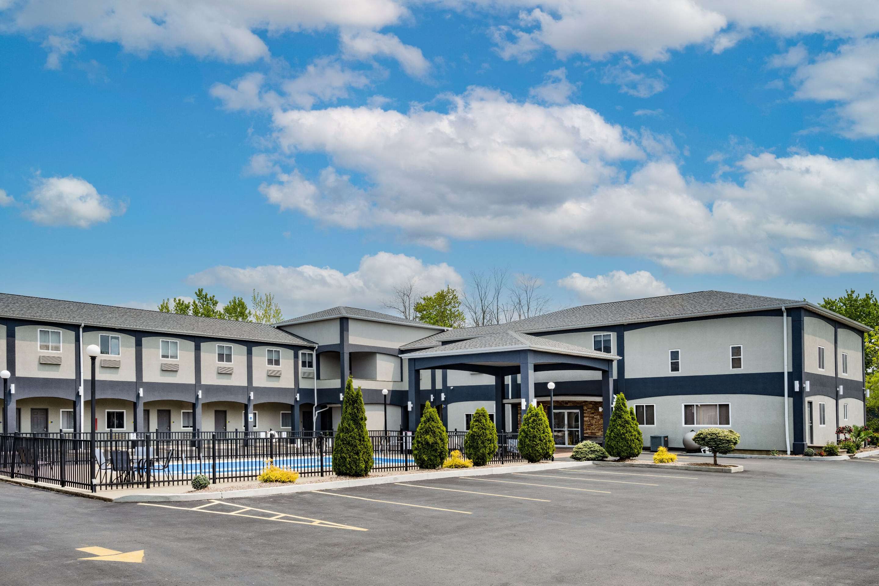 Exterior | Days Inn & Suites by Wyndham Niagara Falls/Buffalo