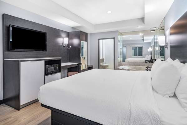 Suite - Days Inn Niagara Falls