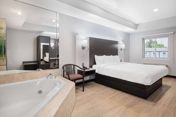 Suite - Days Inn Niagara Falls