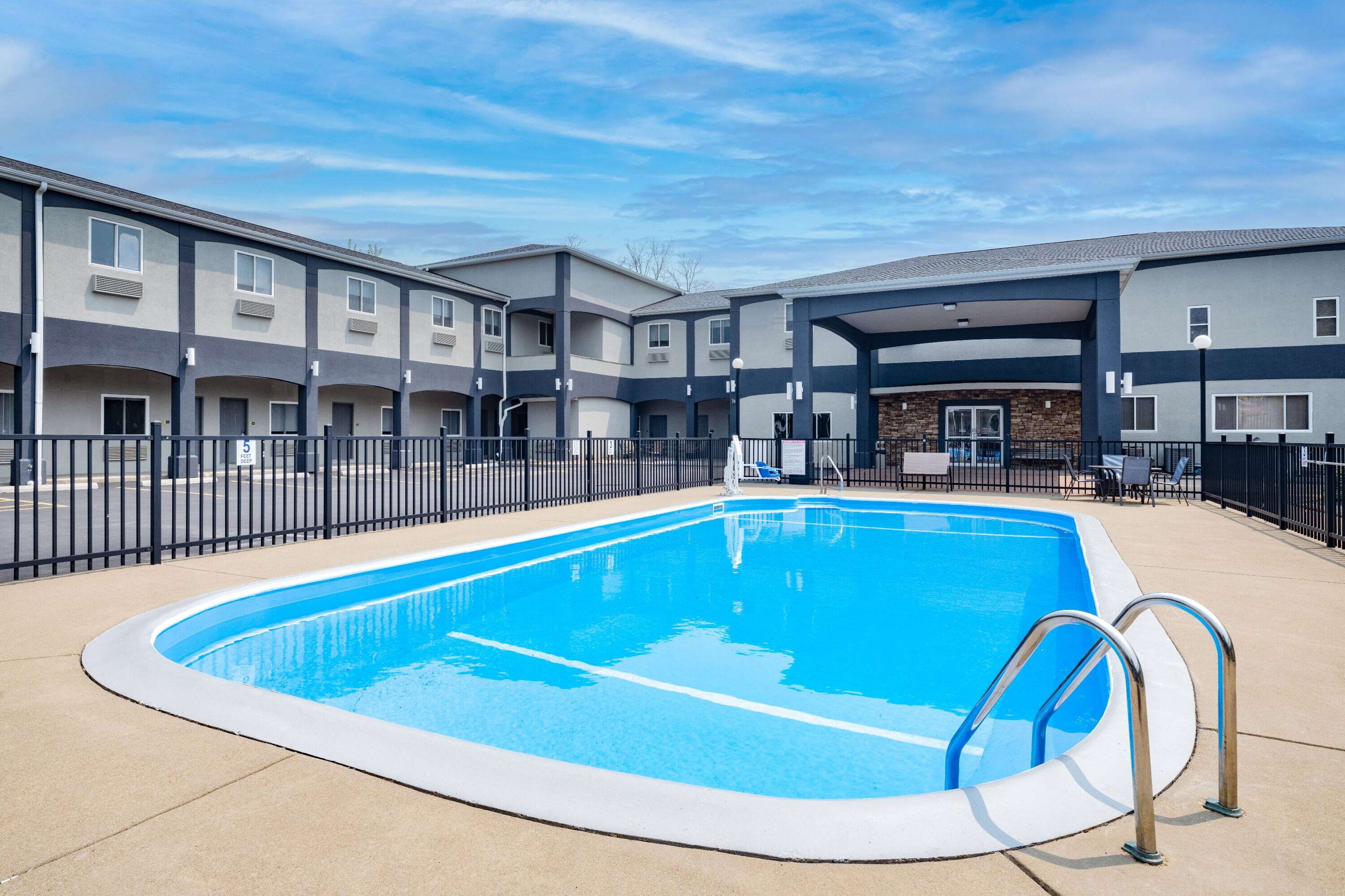 Pool | Days Inn & Suites by Wyndham Niagara Falls/Buffalo