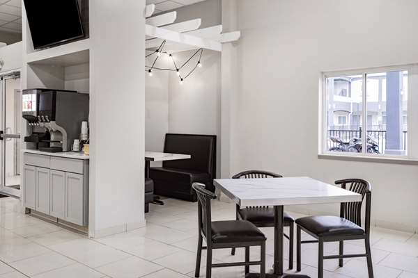  - Days Inn Niagara Falls