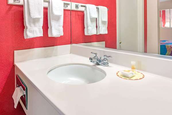  - Days Inn & Suites Osceola - I-55, Exit 48