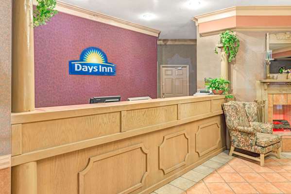  - Days Inn & Suites Osceola - I-55, Exit 48