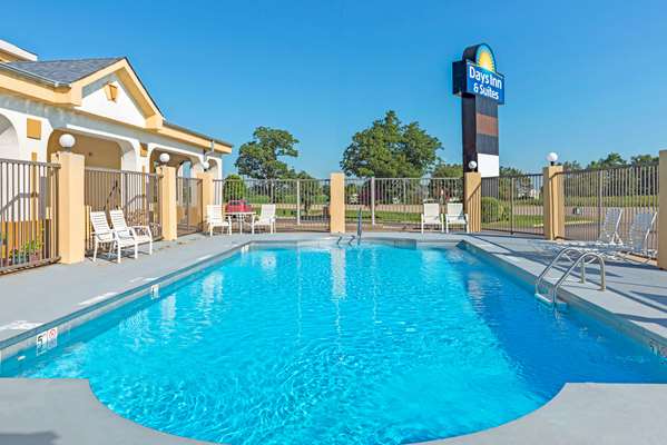 Pool - Days Inn & Suites Osceola - I-55, Exit 48
