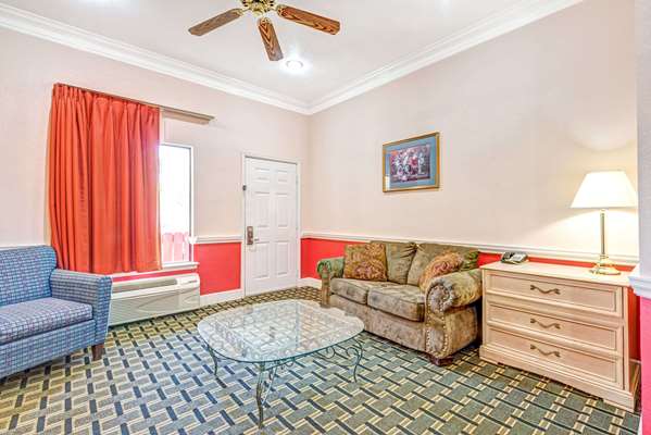  - Days Inn & Suites Osceola - I-55, Exit 48