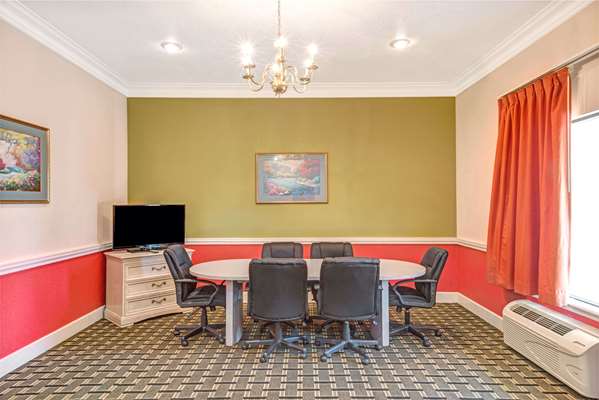 Suite - Days Inn & Suites Osceola - I-55, Exit 48