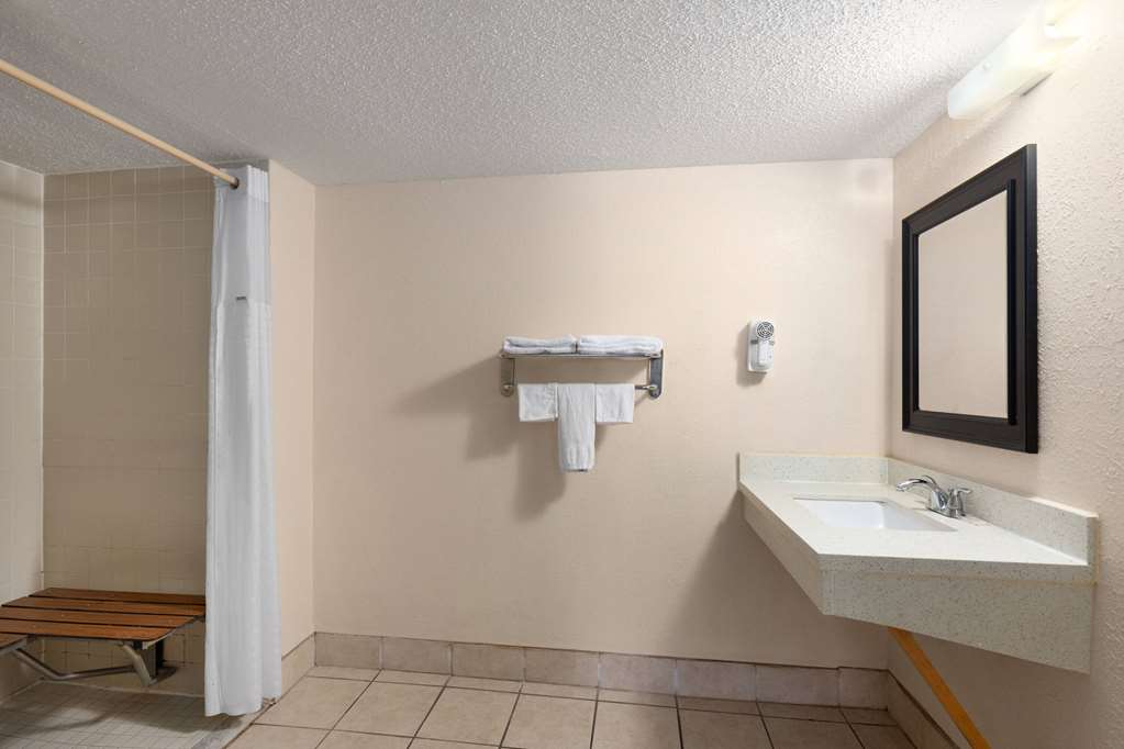 SUPER 8 BY WYNDHAM FORT MITCHELL CI-guestroom-Guest Room,Bathroom,Shower,Accessibility,On-Site.jpg