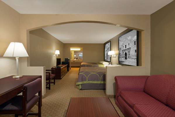 Suite - Super 8 Motel San Antonio - I-10, Exit 577