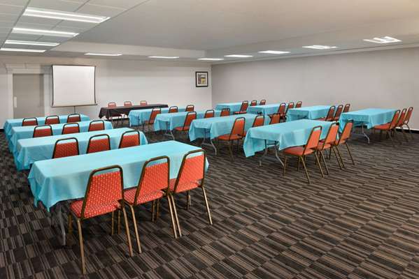  - Baymont Inn & Suites Des Moines - I-35 & I-80, Exit 136