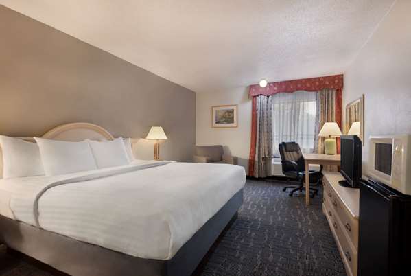  - Baymont Inn & Suites Des Moines - I-35 & I-80, Exit 136