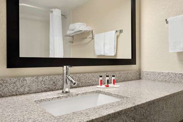  - Baymont Inn & Suites Des Moines - I-35 & I-80, Exit 136