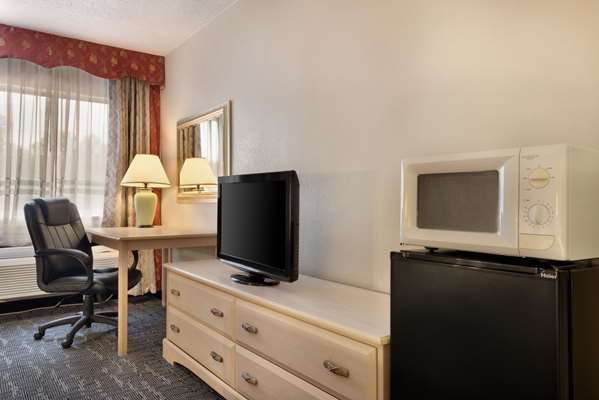  - Baymont Inn & Suites Des Moines - I-35 & I-80, Exit 136