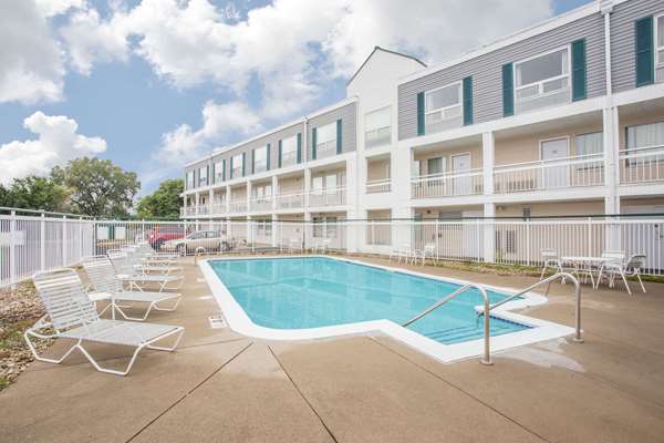 Pool - Super 8 Motel East Madison - I-39, I-90 & I-94, Exit 135