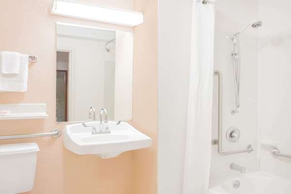  - Super 8 Motel East Madison - I-39, I-90 & I-94, Exit 135