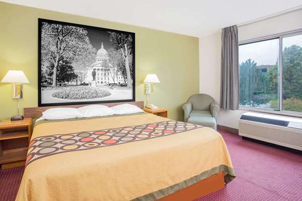  - Super 8 Motel East Madison - I-39, I-90 & I-94, Exit 135