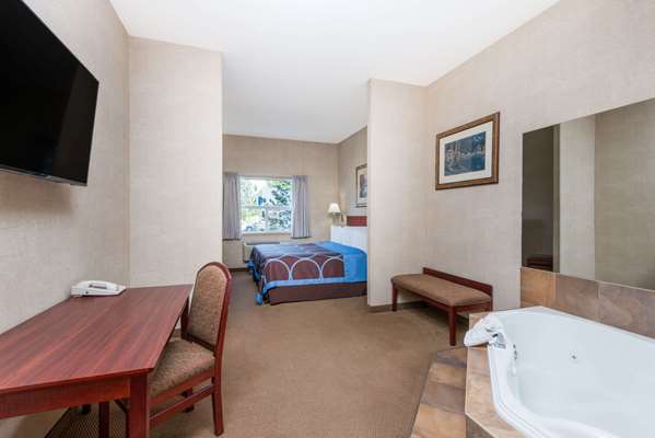 Suite - Super 8 Hotel City Centre Red Deer