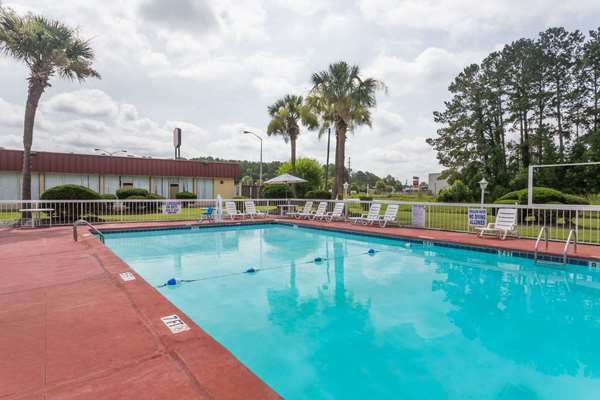 Pool - Super 8 Motel Hardeeville - I-95, Exit 5