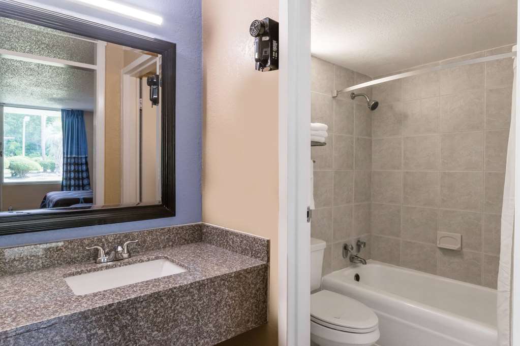 SUPER 8 BY WYNDHAM HARDEEVILLE-guestroom-Guest Room,Bathroom,On-Site.jpg