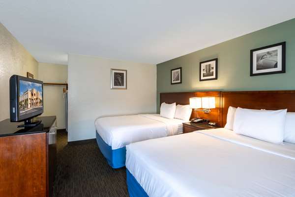  - Days Inn & Suites Greenville - I-385, Exit 37