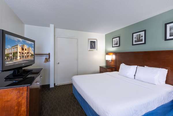  - Days Inn & Suites Greenville - I-385, Exit 37