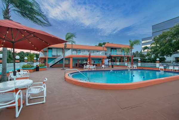 Pool - Howard Johnson Inn & Suites North Clearwater