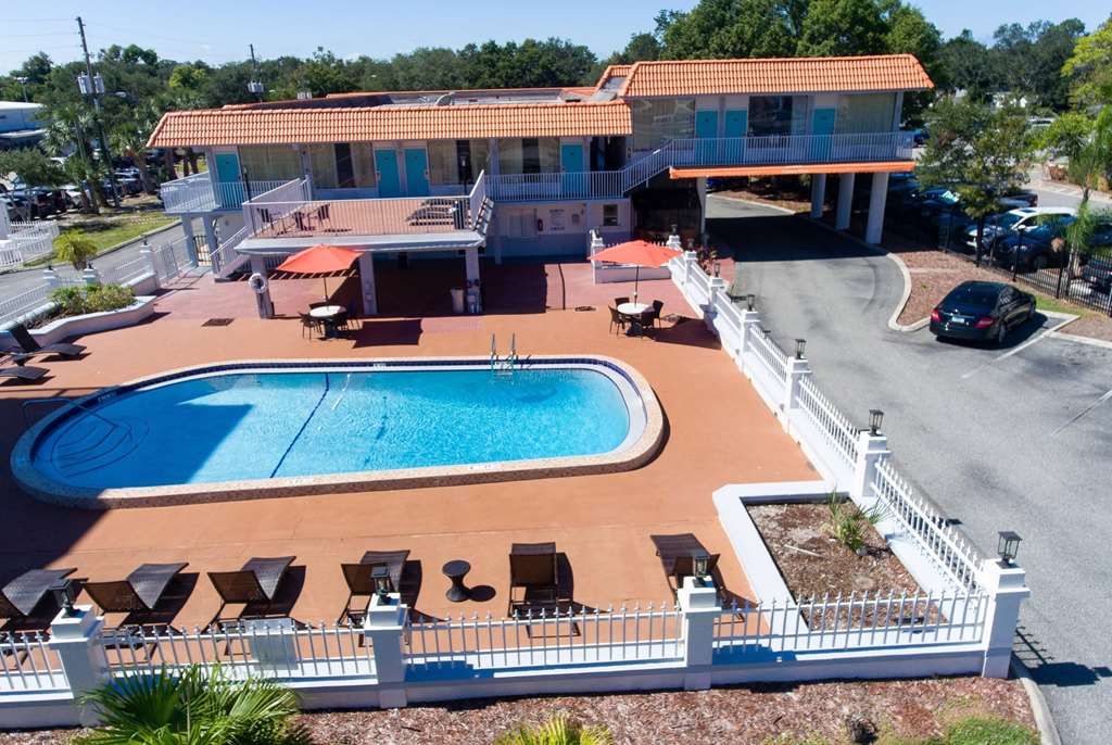 Howard Johnson Inn and Suites Clearwater