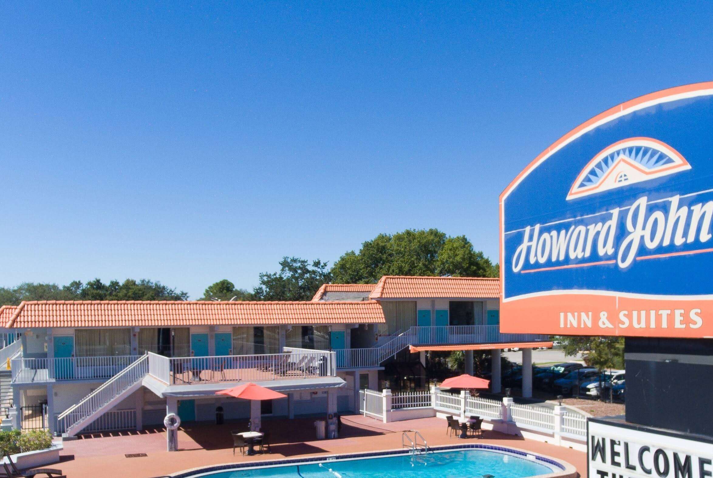 Exterior | Howard Johnson by Wyndham Clearwater / Dunedin