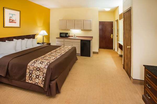 Suite - Days Inn & Suites Harvey - I-80 & I-294, Exit 2