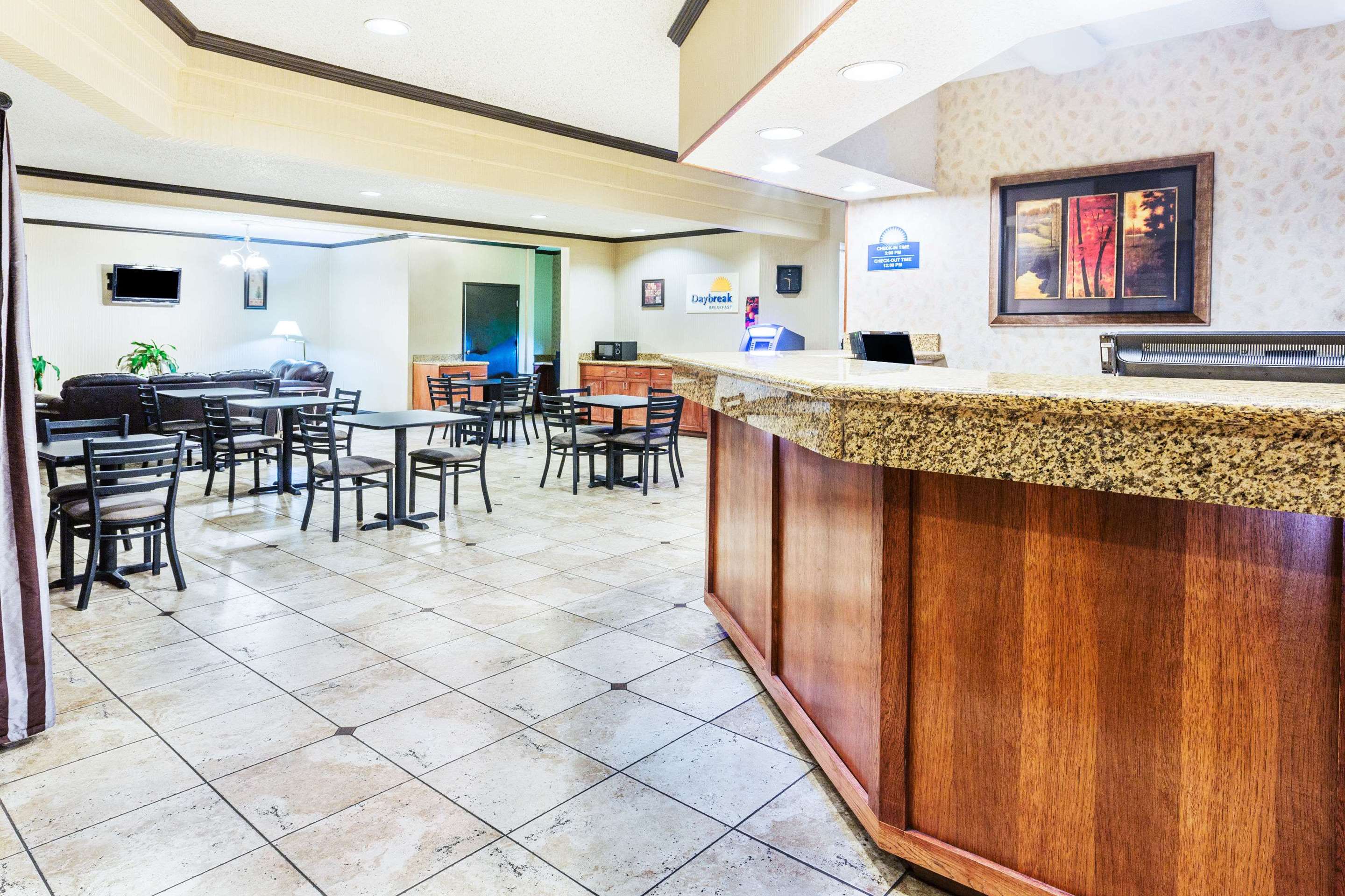 Lobby | Days Inn & Suites by Wyndham Vancouver
