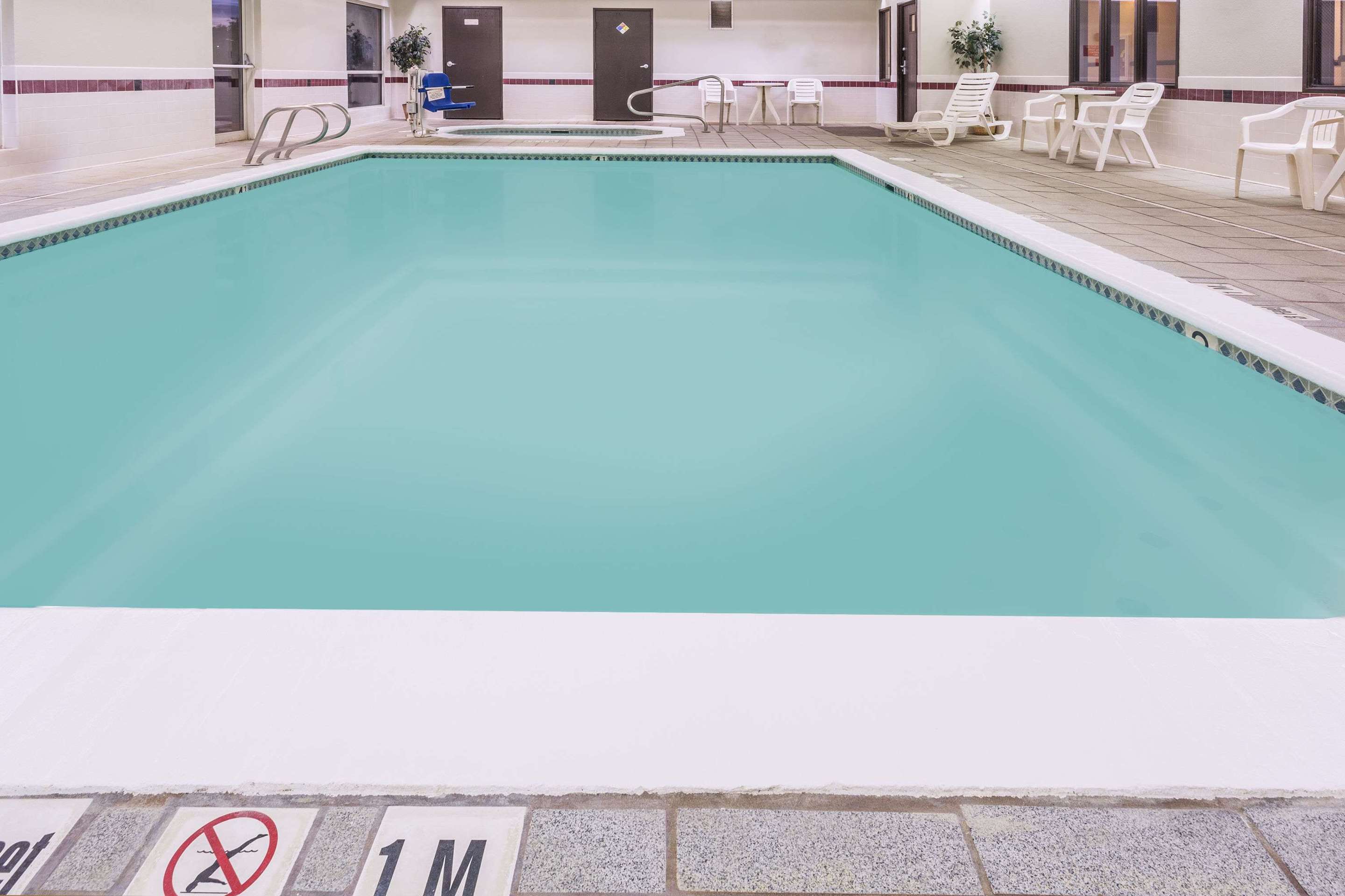 Pool | Days Inn & Suites by Wyndham Vancouver