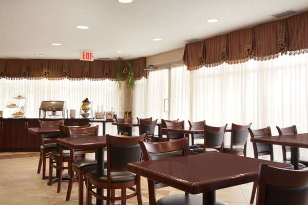 Restaurant - Days Inn & Suites Langley