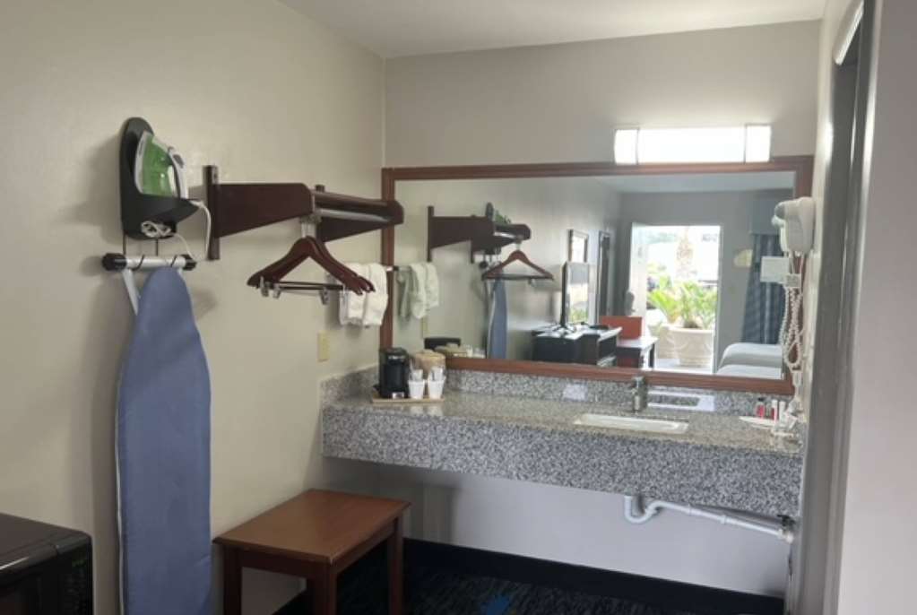 DAYS INN BY WYNDHAM GREENVILLE-guestroom-Guest Room,Bathroom,On-Site.jpg