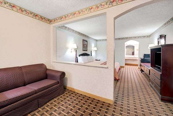 Suite - Super 8 Motel South Dallas - I-20, Exit 465