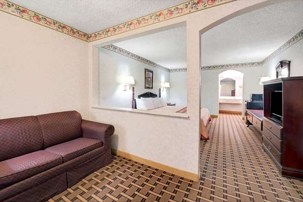 Suite - Super 8 Motel South Dallas - I-20, Exit 465
