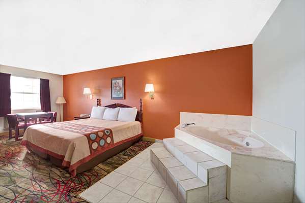 Suite - Super 8 Motel South Dallas - I-20, Exit 465