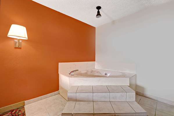 Suite - Super 8 Motel South Dallas - I-20, Exit 465