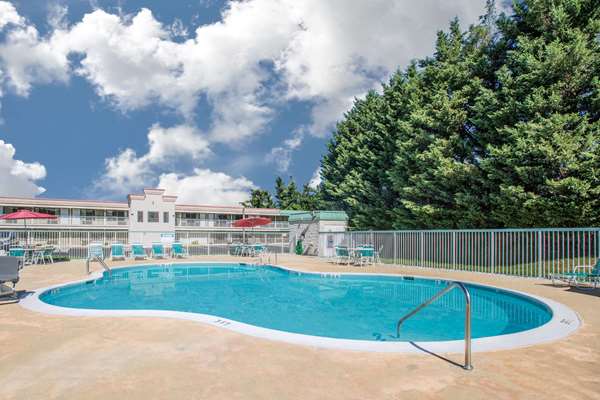 Pool - Ramada Hotel & Conference Center Edgewood - I-95, Exit 77