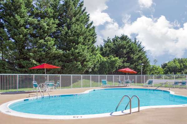 Pool - Ramada Hotel & Conference Center Edgewood - I-95, Exit 77