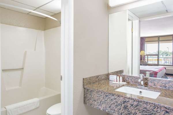  - Ramada Hotel & Conference Center Edgewood - I-95, Exit 77