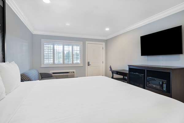 Suite - Super 8 Motel Midtown Monterey