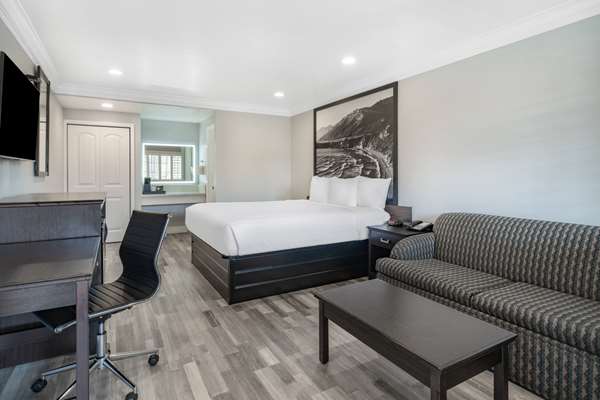 Suite - Super 8 Motel Midtown Monterey