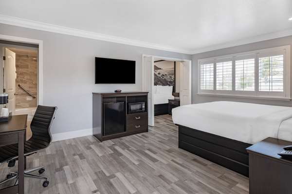 Suite - Super 8 Motel Midtown Monterey