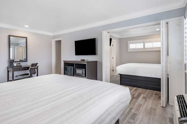 Suite - Super 8 Motel Midtown Monterey