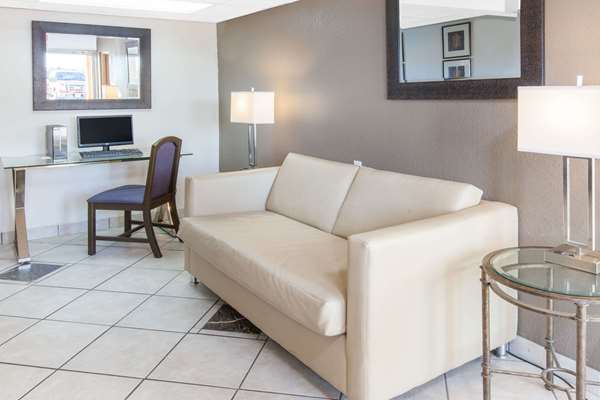  - Super 8 Motel Millbury - I-280, Exit 1B