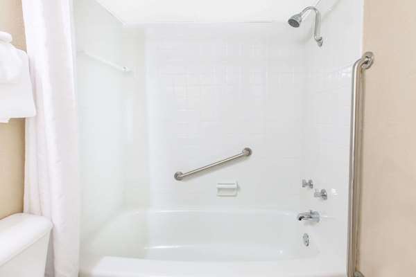  - Super 8 Motel Millbury - I-280, Exit 1B